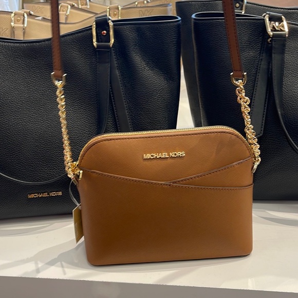 MICHAEL KORS
Jet Set Travel Medium Dome Crossbody Bag
Luggage
NWT - Picture 11 of 16